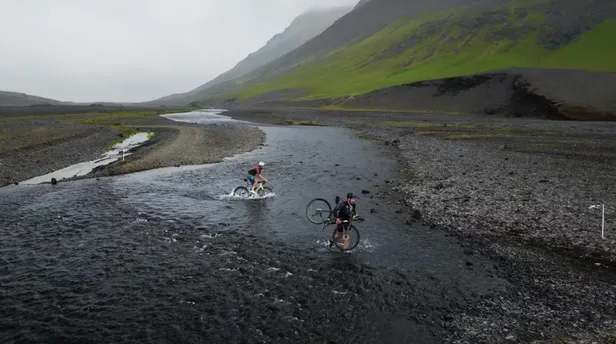 Passage door het water in The Rift Gravel in IJsland, een koers die je van je bucketlist wil afvinken