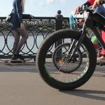 'De zomertrend waarbij een vrouw een tets op de kont krijgt van een passerende fatbiker is geboren'