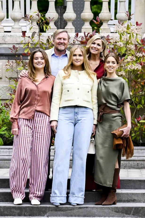 Koning Willem-Alexander, koningin Máxima, prinses Amalia, prinses Alexia en prinses Ariane bij de fotosessie in mei 2026.
