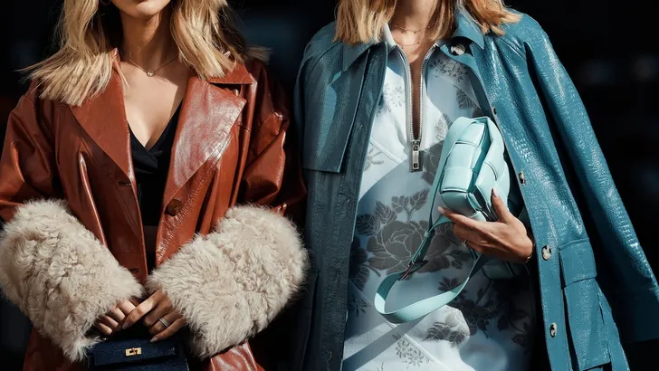 De Weekendtips van Beau Monde week 6 2025. – Close-up foto van twee stijlvolle vrouwen, links in bruine leren jas, rechts in een blauwe leren jas.