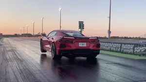 VIDEO: twin turbo Corvette C8 doet wheelie