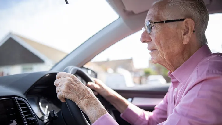 Je auto heeft het eerder door dan de arts: dit rijgedrag voorspelt dementie jaren eerder