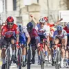 Bouhanni alweer onder vuur na sprint in Tour du Haut Var: 'Is het nou zo moeilijk om je lijn te houden?'