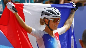 pauline ferrand-prévot met franse vlag