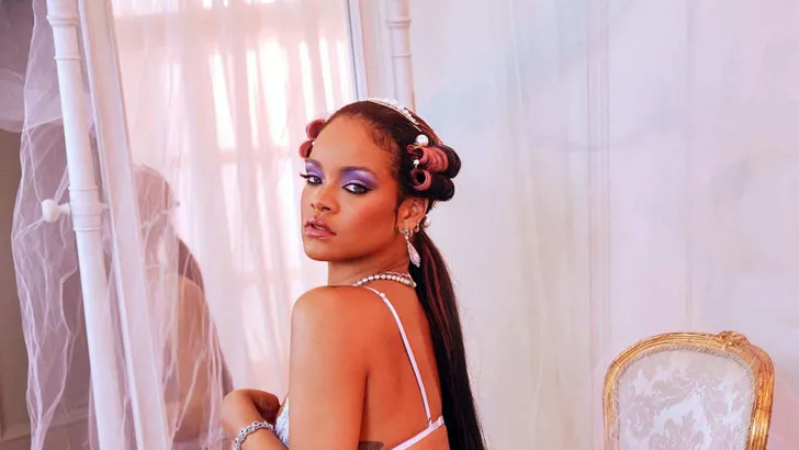 Rihanna zelf uit de kleren voor Savage x Fenty