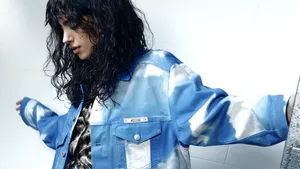 Model poseert in jas en rok: Moschino, shirt: Vintage Haider Ackermann
