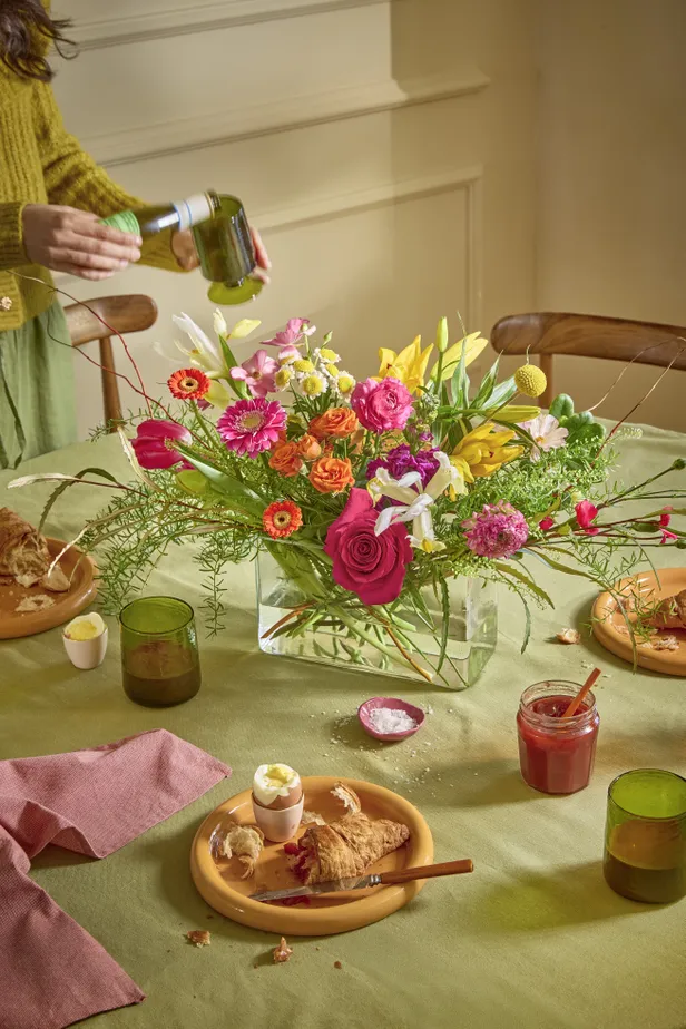 Gezellig gedekte paastafel met bloemen van bloomon.