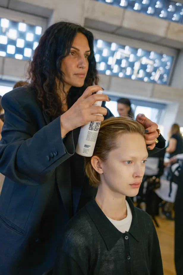 Anna aan het werk tijdens Londen Fashion Week voor Joseph AW26-collectie| Fotografie: Josh Wild