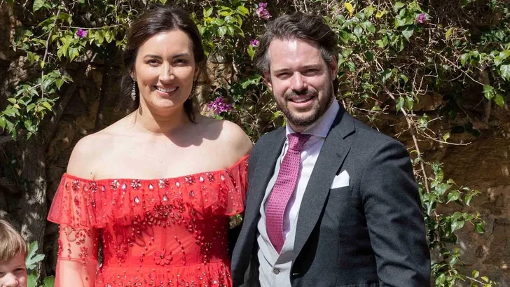 Prinses Claire hult prins Félix in glitteroutfit voor haar verjaardag. – Foto van prinses Claire en prins Félix van Luxemburg bij de bruiloft van prinses Alexandra, april 2023.