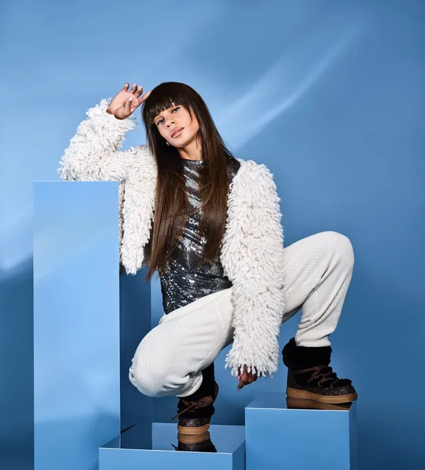 Top: Barbara Bui | Jas: Isabel Marant | Broek: Vintage | Laarzen: Louis Vuitton 