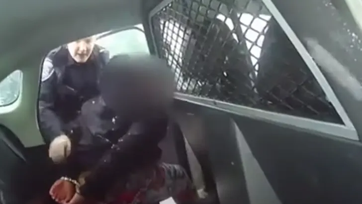 Video: Amerikaanse agenten spuiten pepperspray op geboeide 9-jarige
