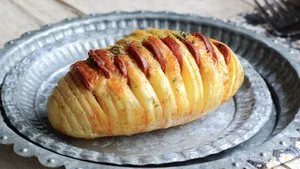 Hasselback aardappel met droge worst