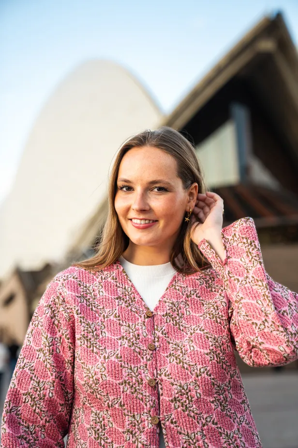 Foto van de Noorse prinses Ingrid Alexandra tijdens haar studie in Australië bij het Sydney Opera House, 2025.