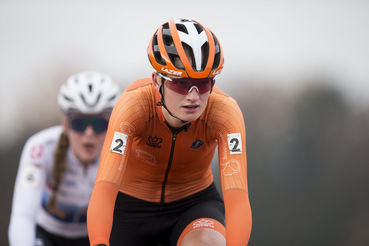 Mooi beeld! Huidige Nederlandse favoriete bij de junioren krijgt als klein meisje een bidon van Mari