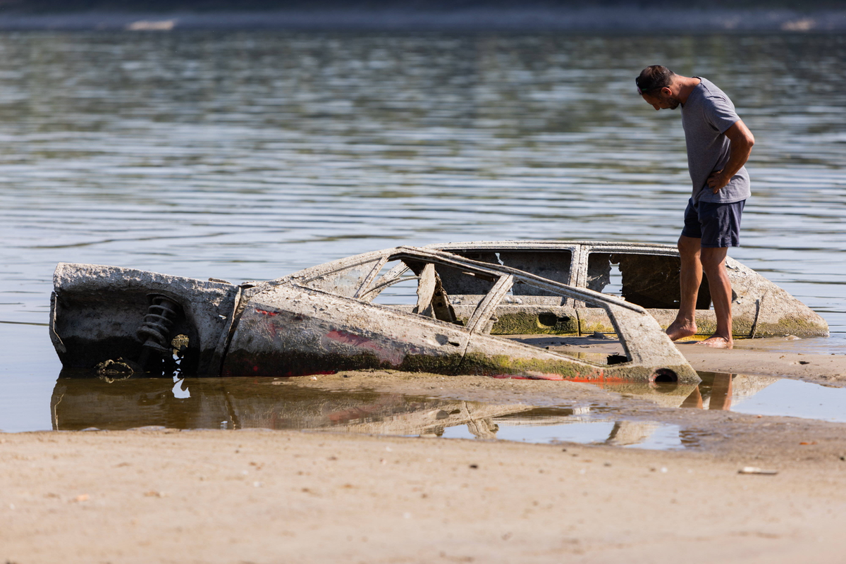 Van oude auto’s tot oorlogsschepen: door het lage water komt er van alles boven in de Donau