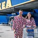Vader en dochter bij de IKEA in matchende outfits.