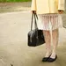Vrouw met stijlvolle ballerina's aan.