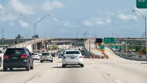 Bizar ongeval in de spits: vliegtuig maakt noodlanding bovenop rijdende Toyota