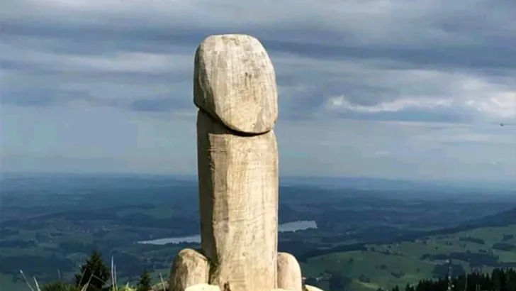 Gigantisch houten geslachtsdeel verdwijnt van Duitse berg