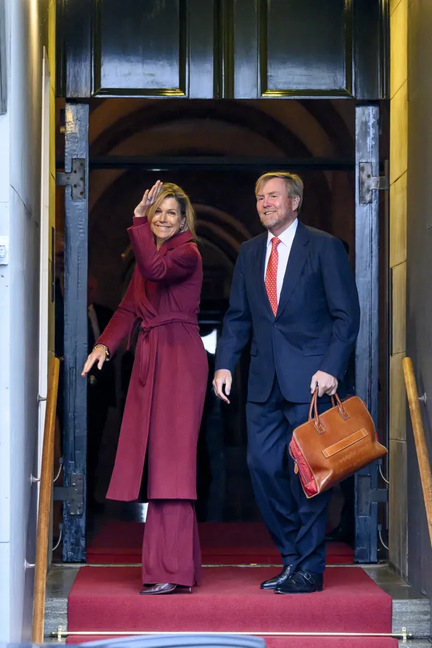 Koningin Máxima en koning Willem-Alexander bij aankomst bij de nieuwjaarsontvangst, 12 januari 2026.