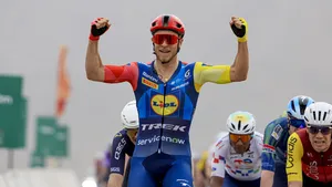 jonathan milan juicht in de eerste etappe van de alula tour