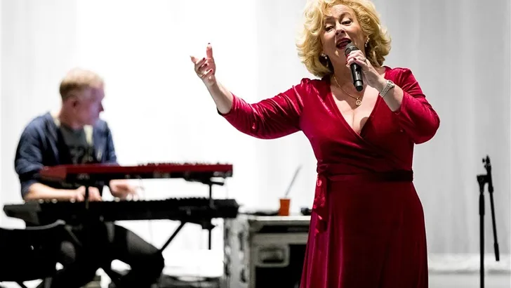 Karin Bloemen over afvallen, haar passie en om wie zij zich tranen kan lachen 