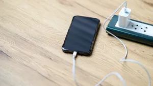 Mobiele telefoon aan de lader.