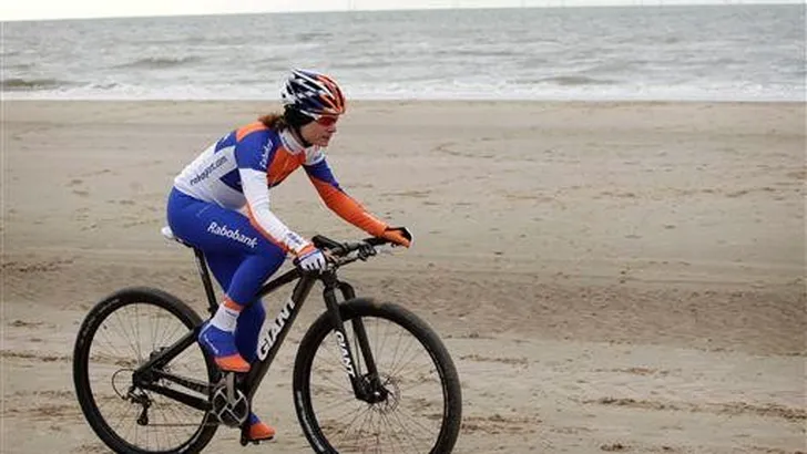 Vos boekt eerste mountainbikezege in Egmond