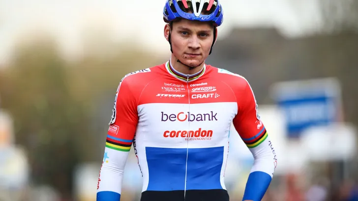 Magistrale Mathieu van der Poel leidt wereldbeker Waterloo van start tot finish 