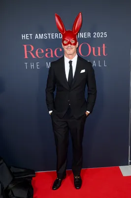Eén van onze favoriete maskers van de avond: dit heerlijk rode bunny-exemplaar van Claes Iversen.