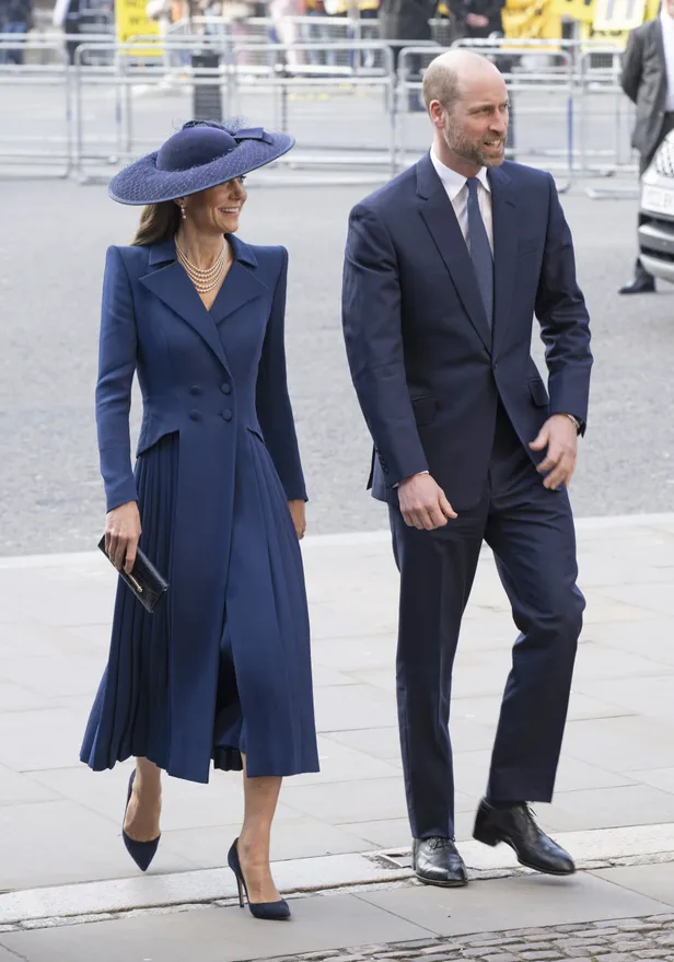 Flag dressing: Prinses Kate verscheen in chic royal blauw bij de Commonwealth Day service. (