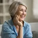 Oudere vrouw is bezig met haar skincareroutine.