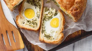 Hartige taart met spinazie, kaas en eieren