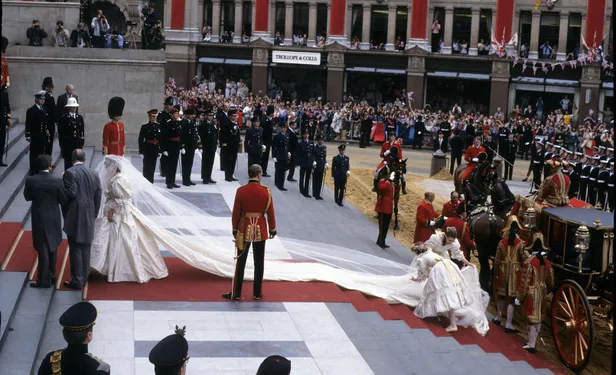 Prinses Diana bij aankomst bij haar bruiloft met prins Charles, juli 1981.