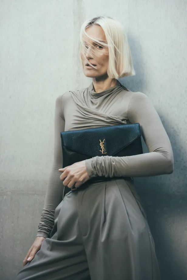 Broek: The Frankie Shop | Top: Entire Studios | Tas: Yves Saint Laurent 