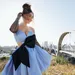 Foto van Yolanthe in lichtblauwe jurk voor Beau Monde, juni 2025.