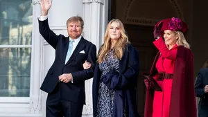 Prinses van Oranje wordt binnengeleid in Raad van State