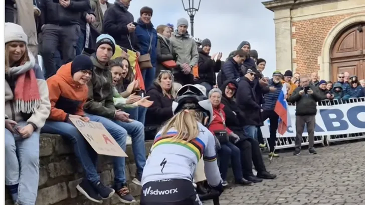 jong wereldkampioentje vliegt muur van geraardsbergen op