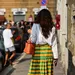De Weekendtips van Beau Monde voor week 13 2025. – Foto van rugaanzicht modieuze vrouw op straat.