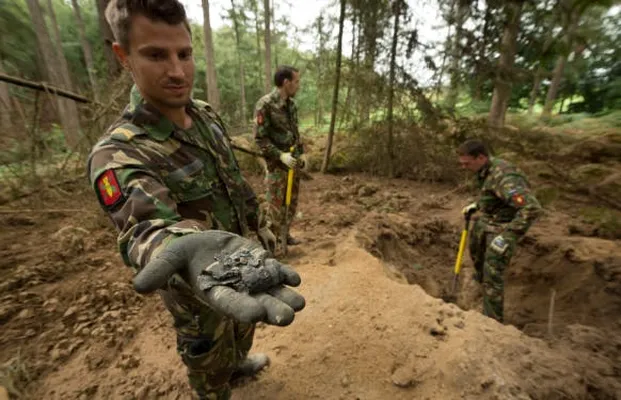 Nik toont de scherven die overblijven nadat ze geëxplodeerd zijn.