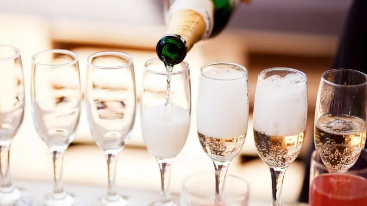 'Champagne drinken kan helpen tegen Alzheimer'