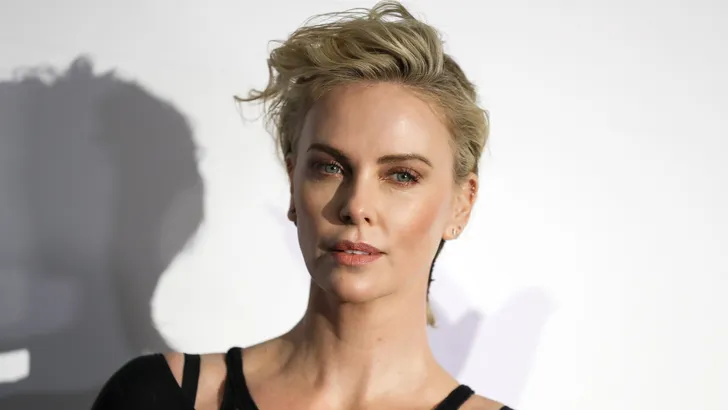 Wait: Charlize Theron heeft bruin haar en 't staat haar superclassy