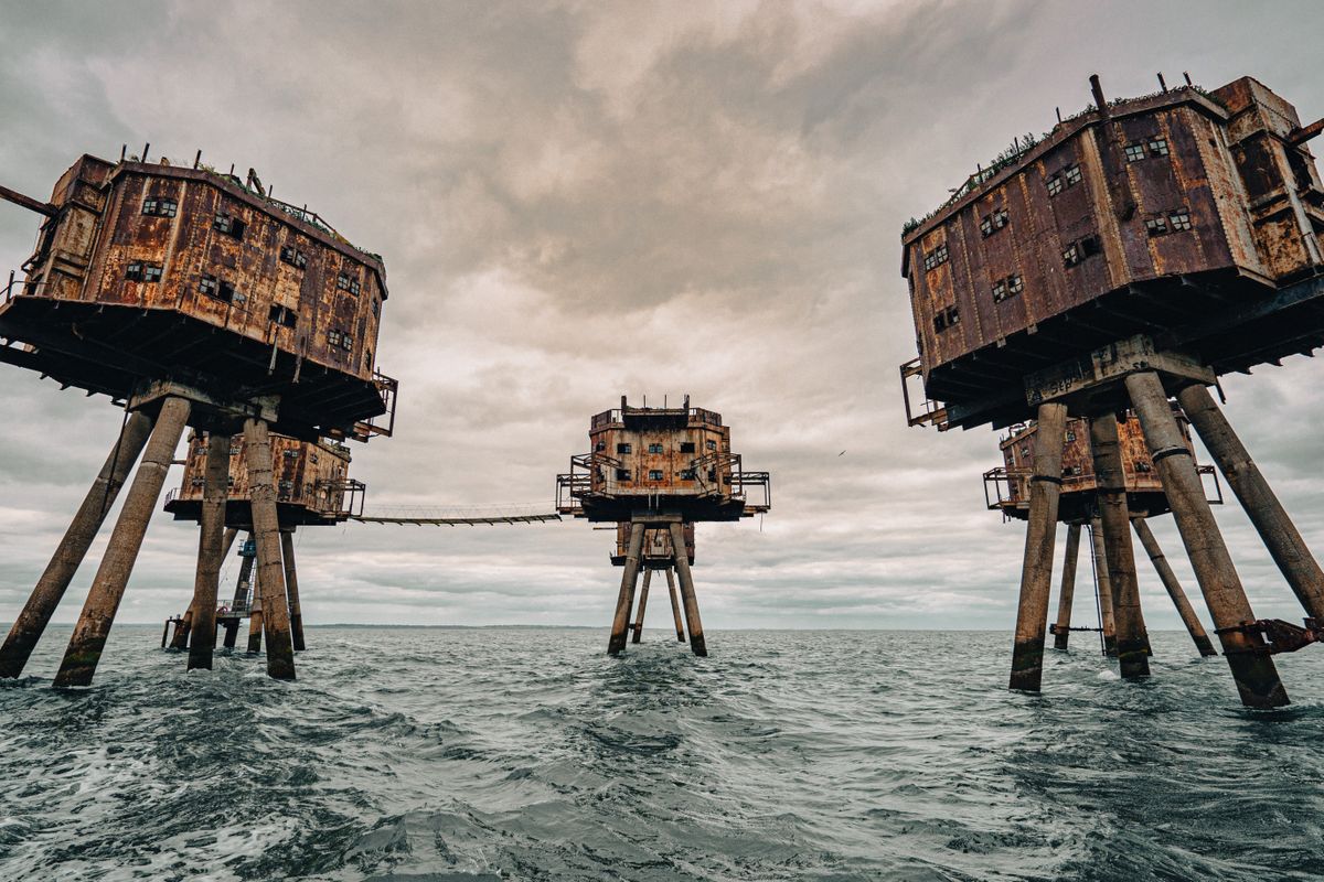 Deze roestige torens staan midden op zee: waarom werden ze hier gebouwd?