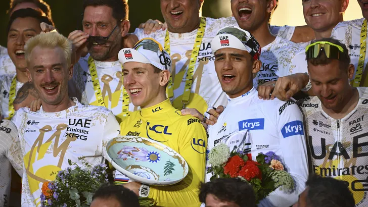 Feestend UAE Team Emirates-XRG op podium Tour 2026.