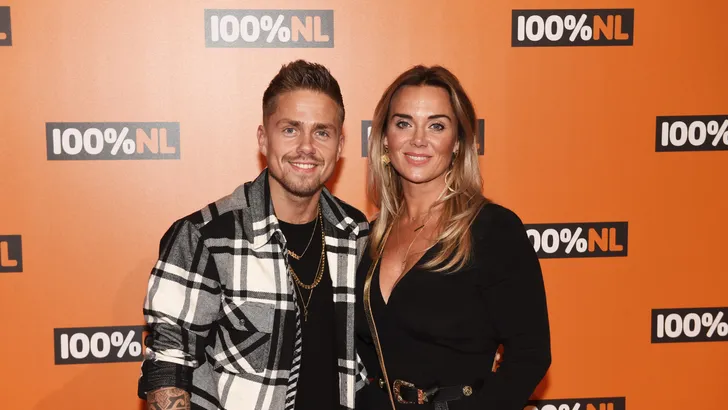 Hilarisch: Drè Hazes met pruik lijkt sprekend op de Olsen Twins!