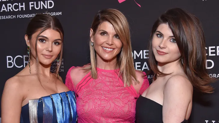 Dochters Lori Loughlin niet geschorst