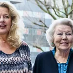 Prinses Mabel vertelt over dochters Luana en Zaria. – Foto van prinses Mabel en prinses Beatrix bij de uitreiking van de Prins Friso Ingenieursprijs, maart 2025.