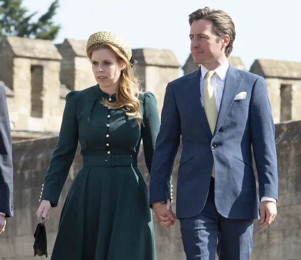 Prinses Beatrice en manlief Edoardo Mapelli Mozzi tijdens de paasdienst in 2025.