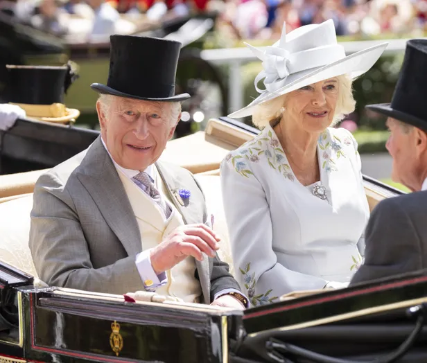 Royal Ascot dresscode: Koning Charles en koningin Camilla bij de Royal Ascot 2026.