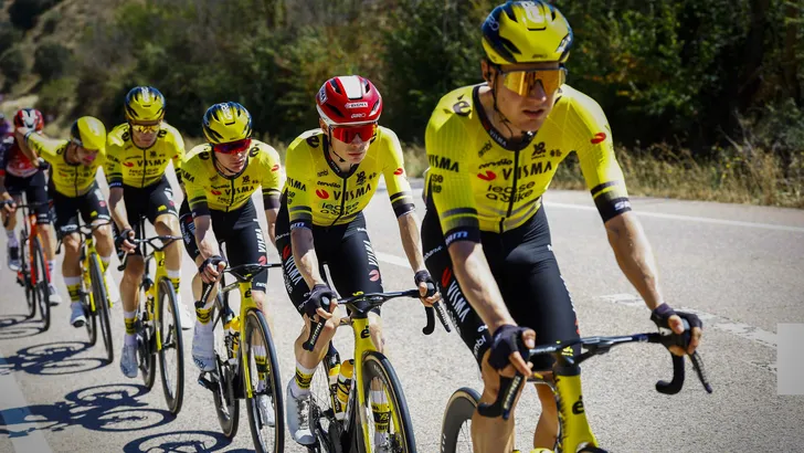 jonas vingegaard in een treintje van team visma lease a bike